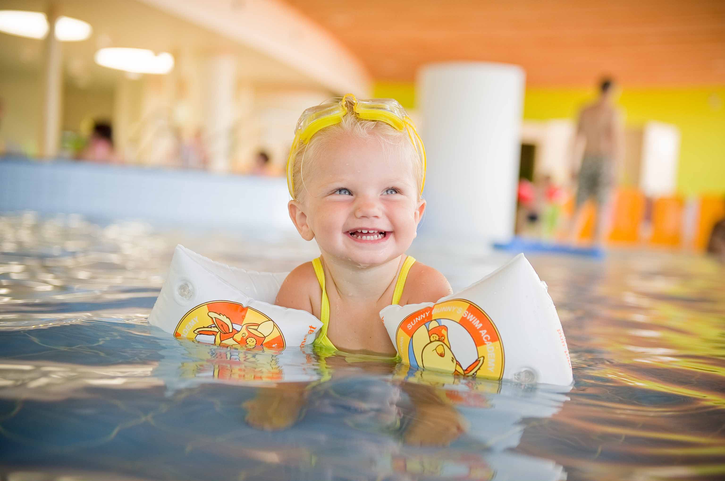 Mädchen mit Schwimmbrille